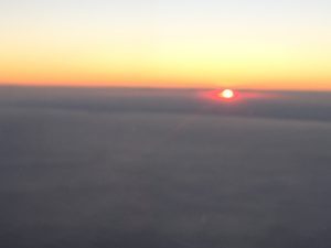 飛行機の中から、夕陽まで